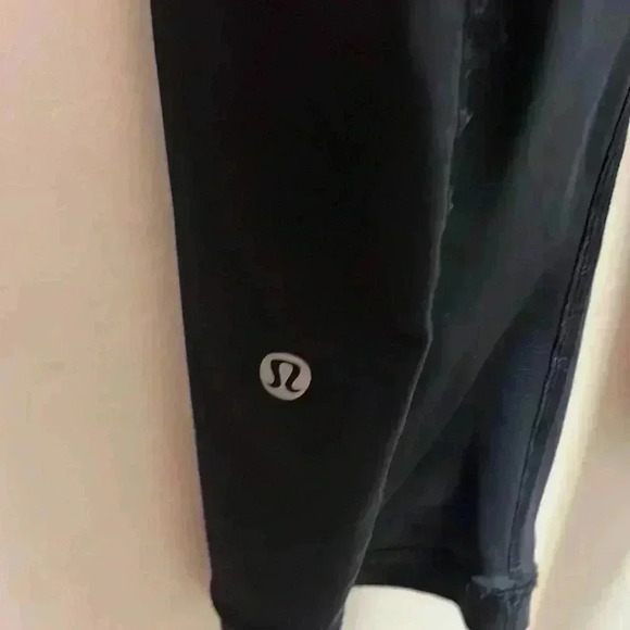 Lululemon Black Cropped Workout Pants-Size 6 - Picture 3 of 4